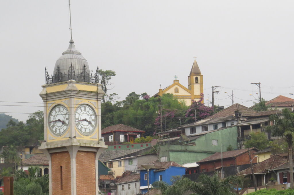 Vila Histórica de Paranapiacaba com a famosa torre do relógio envolta em neblina