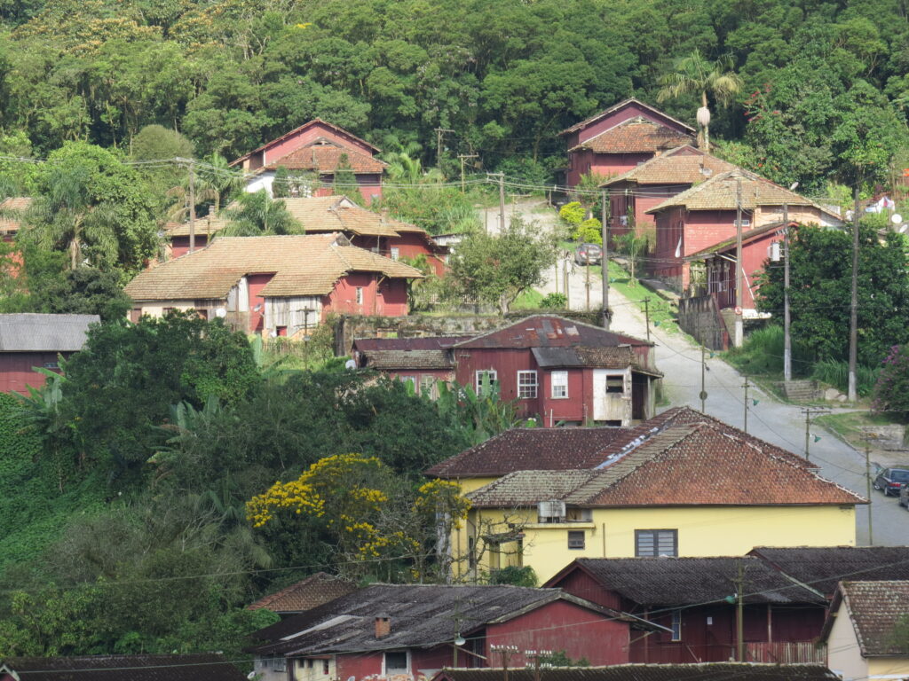 Vista panorâmica do Mirante de Paranapiacaba em direção à serra e litoral