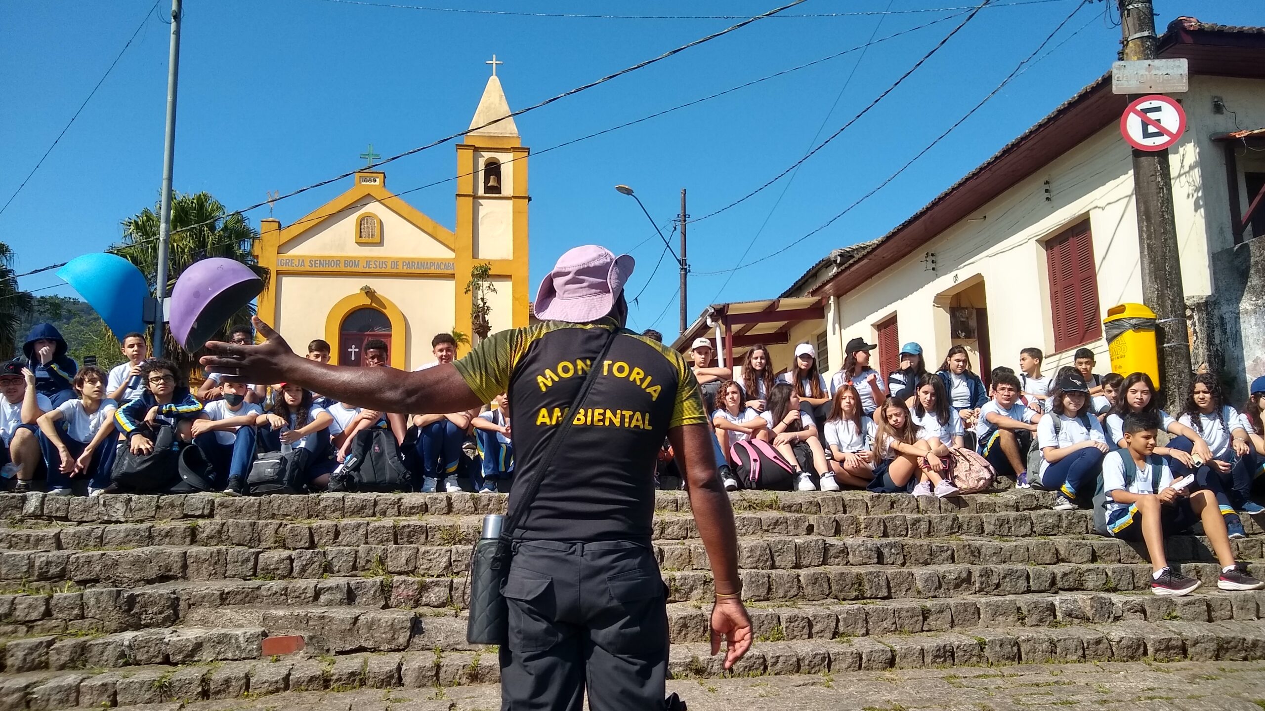 Guia da Sukitur orientando grupo de turistas e alunos em Paranapiacaba